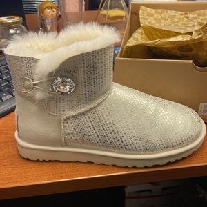 Ugg W mini Bailey button bling short boot - authentic